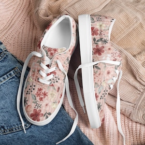 Sapatos femininos de lona com cadarços, &quot;Dê um passo à frente com estilo: faça uma declaração com os clássicos tênis de lona florais rosa com cadarços!&quot;