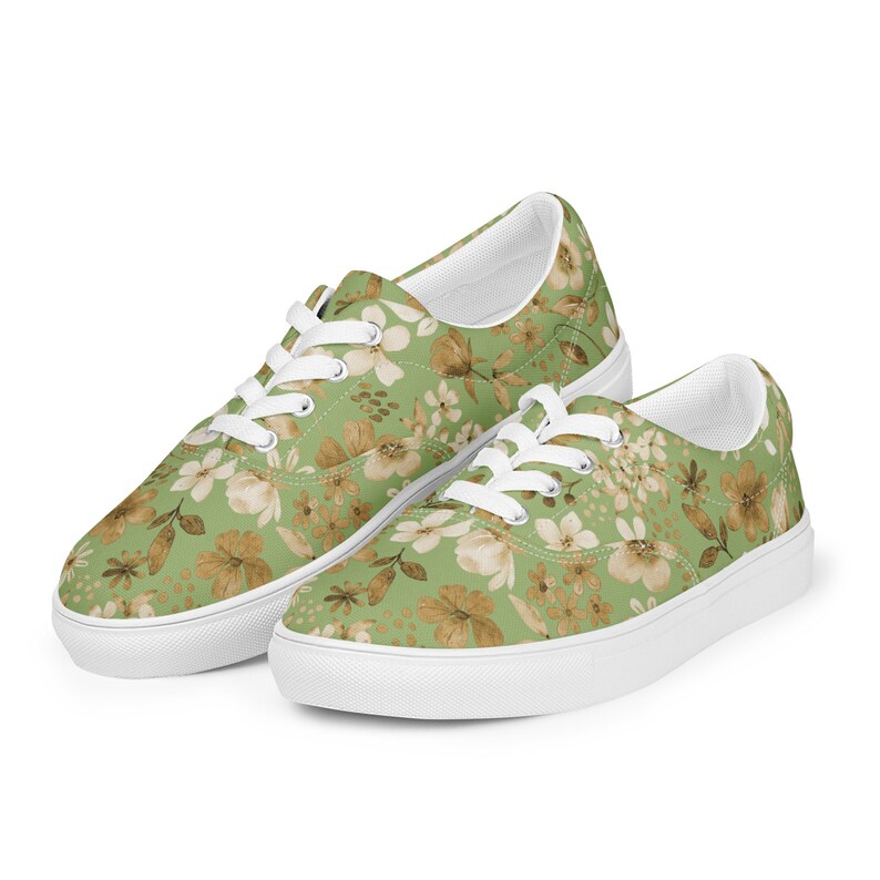 Women’s lace-up canvas shoes