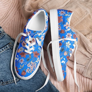 Sapatos femininos de lona com cadarços, &quot;Dê um passo à frente com estilo: faça uma declaração com os clássicos tênis de lona florais azuis com cadarços!&quot;