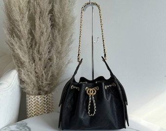 Borsa a secchiello in pelle piccola da donna | Borsa in pelle trapuntata con catena dorata | Mini borsa a tracolla in vera pelle | Piccola borsa a mano nera, bianca, blu e gialla