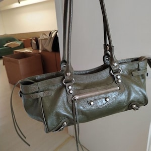 Ledertasche für Damen, Schultertasche, minimalistische Alltagshandtasche, Arbeitstasche, hergestellt in Italien