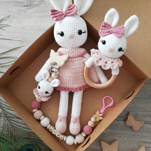 Ensemble hochet et attache-tétine au crochet, attache-tétine personnalisé, ensemble lapin rose Amigurumi, coffret cadeau bébé, tétine personnalisée image 8