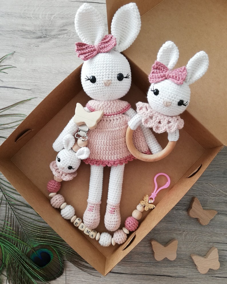 Ensemble hochet et attache-tétine au crochet, attache-tétine personnalisé, ensemble lapin rose Amigurumi, coffret cadeau bébé, tétine personnalisée image 8