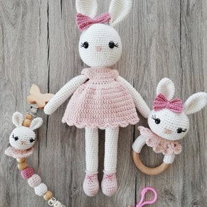 Ensemble hochet et attache-tétine au crochet, attache-tétine personnalisé, ensemble lapin rose Amigurumi, coffret cadeau bébé, tétine personnalisée image 9