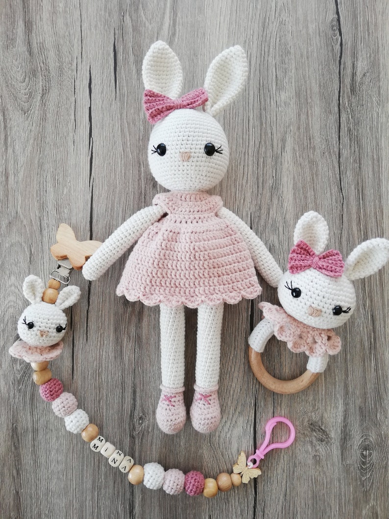 Ensemble hochet et attache-tétine au crochet, attache-tétine personnalisé, ensemble lapin rose Amigurumi, coffret cadeau bébé, tétine personnalisée image 9