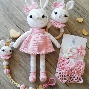 Ensemble hochet et attache-tétine au crochet, attache-tétine personnalisé, ensemble lapin rose Amigurumi, coffret cadeau bébé, tétine personnalisée image 1