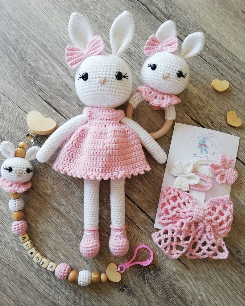 Ensemble hochet et attache-tétine au crochet, attache-tétine personnalisé, ensemble lapin rose Amigurumi, coffret cadeau bébé, tétine personnalisée image 1