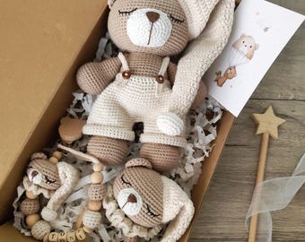 Zestaw misia amigurumi, personalizowany łańcuszek do smoczka, ręcznie robiony miś pluszowy, zestaw dla noworodka, szydełkowany miś pluszowy, pudełko na prezent z misiem pluszowym