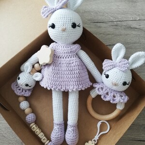 Ensemble hochet et attache-tétine au crochet, attache-tétine personnalisé, ensemble lapin rose Amigurumi, coffret cadeau bébé, tétine personnalisée image 2