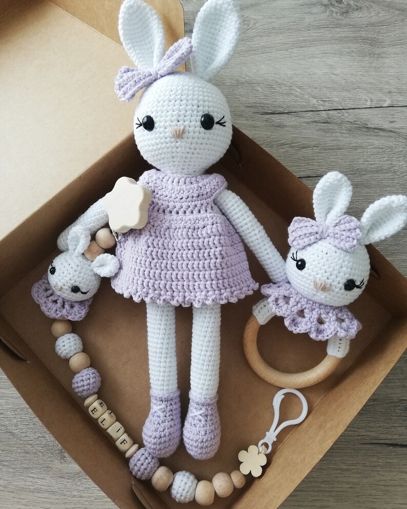 Ensemble hochet et attache-tétine au crochet, attache-tétine personnalisé, ensemble lapin rose Amigurumi, coffret cadeau bébé, tétine personnalisée image 2