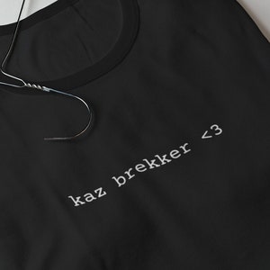 kocham kaza brekkera | inej ghafa | Nina Zenik | Jesper Fahey | Matthias Helvar | Wylan Van Eck | sześć wron | koszulka unisex | minimalny towar