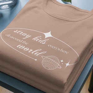 世界中のストレイキッズ | ステイミニマルグッズ | ユニセックスTシャツ