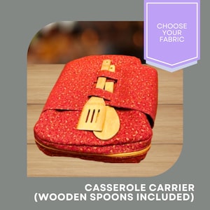 Könnte beinhalten: Ein roter Auflaufbehälter mit floralem Muster, der Holzlöffel enthält. Der Behälter hat einen Reißverschluss und ein Etikett mit der Aufschrift "CHOOSE YOUR FABRIC". Der Text "CASSEROLE CARRIER (WOODEN SPOONS INCLUDED)" ist ebenfalls sichtbar.