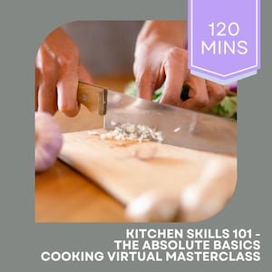 Könnte beinhalten: Hände, die mit einem großen Messer Gemüse auf einem hölzernen Schneidebrett schneiden. Das Bild enthält den Text "KITCHEN SKILLS 101 - THE ABSOLUTE BASICS COOKING VIRTUAL MASTERCLASS" und "120 MINS" in einem lila Banner.