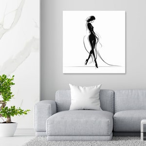 Pode incluir: Ilustra&ccedil;&atilde;o em preto e branco de uma mulher de p&eacute; com os bra&ccedil;os ao lado do corpo e a cabe&ccedil;a inclinada. A mulher est&aacute; vestindo um vestido longo e seu cabelo &eacute; longo e esvoa&ccedil;ante.