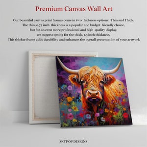 Pu&ograve; includere: Un dipinto colorato di una mucca delle Highlands con un pelo lungo e arruffato in piedi in un campo di fiori selvatici. Il dipinto &egrave; incorniciato con una cornice in legno bianco. La cornice &egrave; disponibile in due spessori: 1,9 cm e 3,8 cm.