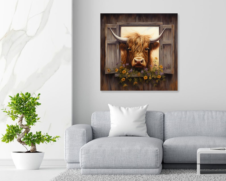 Op de afbeelding: Een bruine Highland koe met lange hoorns kijkt uit een houten raam met gele en paarse bloemen die eromheen groeien.