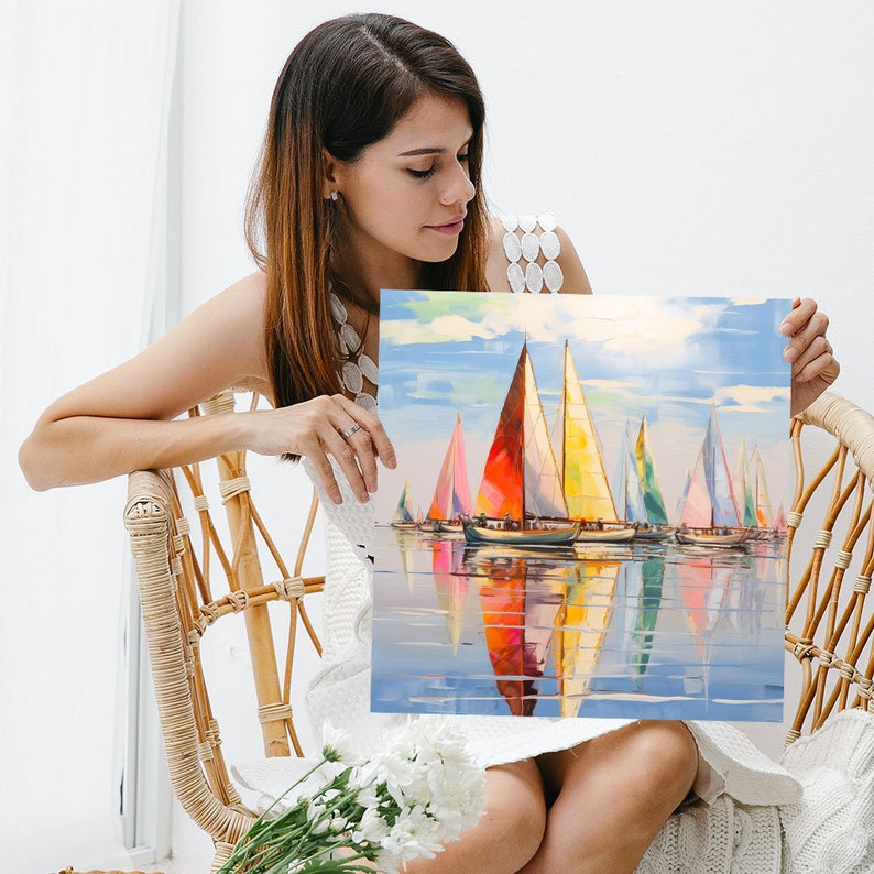 Pode incluir: Uma pintura colorida de veleiros em um mar azul calmo com um c&eacute;u brilhante. Os veleiros s&atilde;o de v&aacute;rias cores, incluindo vermelho, amarelo, azul e verde. A pintura &eacute; emoldurada e est&aacute; sendo segurada por uma pessoa.