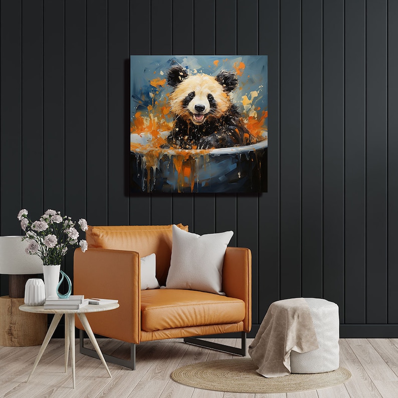 K&ouml;nnte beinhalten: Ein Gem&auml;lde eines Pandas, der in einer blauen Wanne mit orangefarbenen Farbstichen sitzt. Der Panda l&auml;chelt und schaut den Betrachter an.
