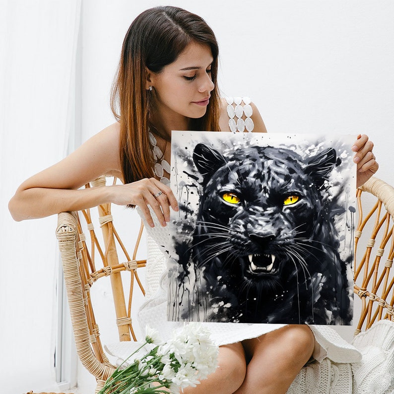 K&ouml;nnte beinhalten: Ein Aquarellbild, das einen schwarzen Panther mit leuchtend gelben Augen zeigt. Das Gesicht des Panthers ist im Nahbereich dargestellt, der Hintergrund ist ein wei&szlig;er Farbspritzer.