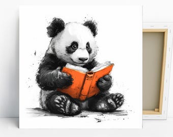Pode incluir: Ilustração de um panda preto e branco lendo um livro laranja. O panda tem pelo preto ao redor dos olhos, orelhas e membros. O livro está aberto, com as páginas visíveis. A obra de arte está em uma tela branca.
