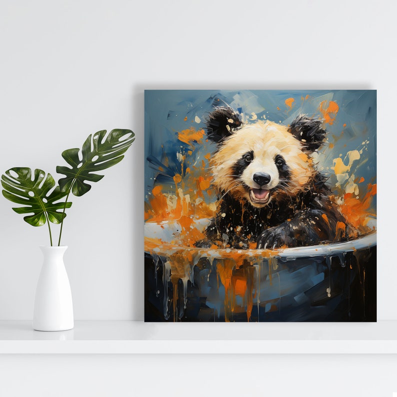 K&ouml;nnte beinhalten: Ein schwarz-wei&szlig;es Pandab&auml;rchen mit orangefarbenen Farbstichen, das in einer blauen Wanne sitzt, aus der orangefarbene Farbe tropft. Der Panda l&auml;chelt und hat einen verspielten Ausdruck.