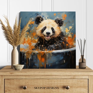 K&ouml;nnte beinhalten: Ein Gem&auml;lde eines Pandab&auml;ren in einer blauen Wanne mit orangefarbenen Farbstichen. Der Panda l&auml;chelt und hat schwarzes Fell mit wei&szlig;en Markierungen. Der Hintergrund ist hellblau mit orangefarbenen Farbstichen.