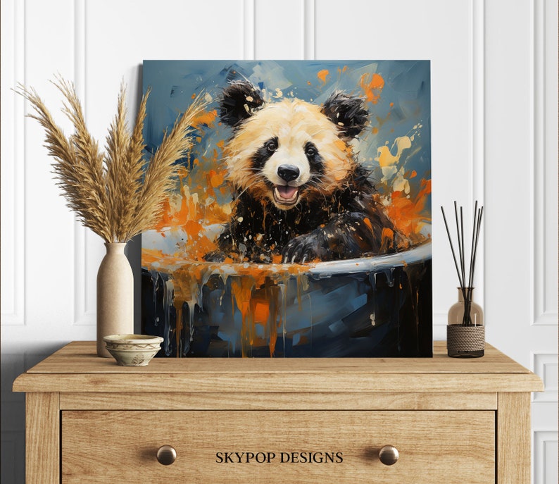 K&ouml;nnte beinhalten: Ein Gem&auml;lde eines Pandab&auml;ren in einer blauen Wanne mit orangefarbenen Farbstichen. Der Panda l&auml;chelt und hat schwarzes Fell mit wei&szlig;en Markierungen. Der Hintergrund ist hellblau mit orangefarbenen Farbstichen.