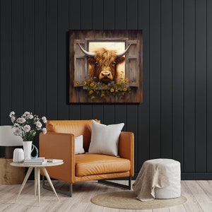 Op de afbeelding: Een schilderij van een bruine Highland-koe met lange hoorns die uit een raam kijkt met gele en paarse bloemen die eromheen groeien.