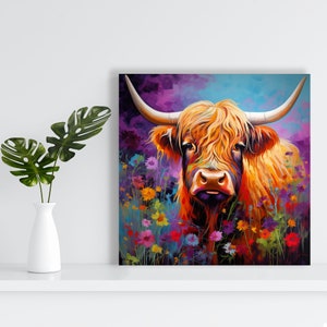 Pu&ograve; includere: Un dipinto di una mucca delle Highlands con pelo lungo e arruffato, in piedi in un campo di fiori selvatici colorati. La mucca ha un muso marrone e nero e grandi occhi espressivi. Lo sfondo &egrave; un vibrante viola e blu.