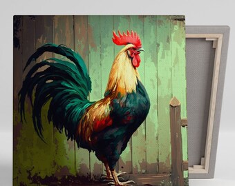 Könnte beinhalten: Ein bunter Hahn mit rotem Kamm und Kehllappen steht vor einem grünen Holzzaun. Der Hahn hat ein grün, blau und goldenes Gefieder.