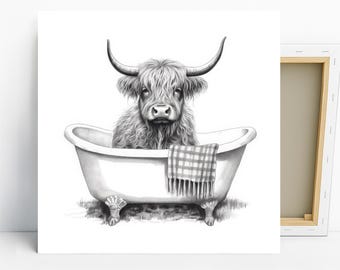Può includere: Illustrazione in bianco e nero di una mucca delle Highlands in una vasca da bagno vintage. La mucca ha lunghi peli ispidi e grandi corna. Un asciugamano a scacchi è appeso al bordo della vasca. Sfondo bianco.