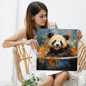 K&ouml;nnte beinhalten: Ein Gem&auml;lde eines Pandas mit einem gl&uuml;cklichen Ausdruck, der in einem blauen Eimer sitzt, mit orangefarbenen Farbstichen drumherum. Der Panda ist von einem blauen und orangefarbenen Hintergrund umgeben.