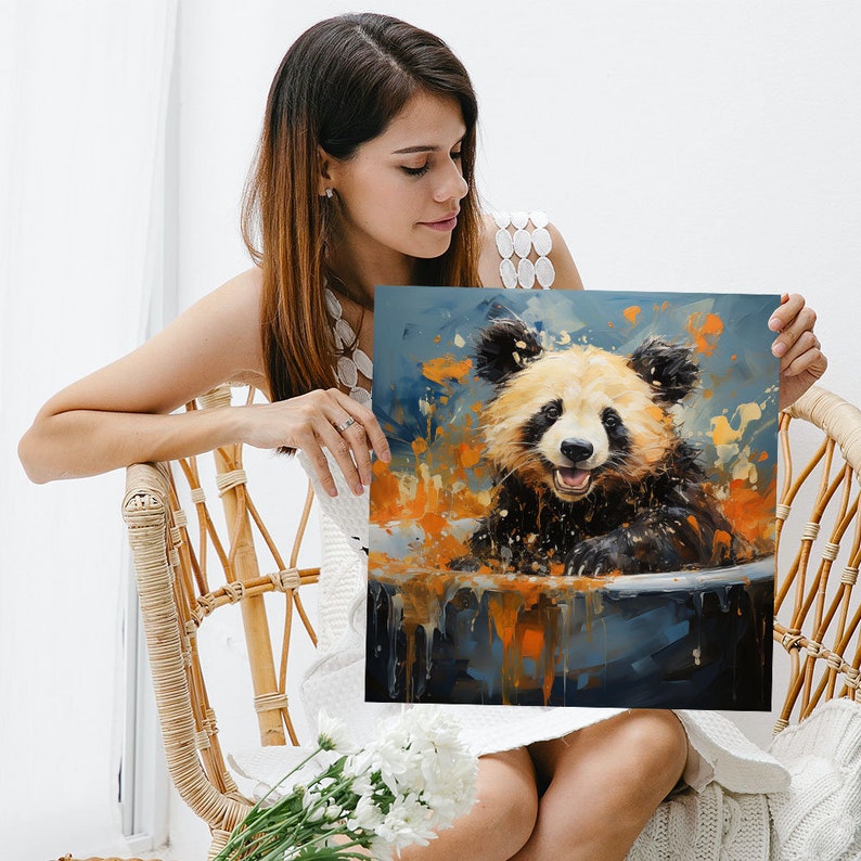 K&ouml;nnte beinhalten: Ein Gem&auml;lde eines Pandas mit einem gl&uuml;cklichen Ausdruck, der in einem blauen Eimer sitzt, mit orangefarbenen Farbstichen drumherum. Der Panda ist von einem blauen und orangefarbenen Hintergrund umgeben.