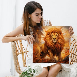Puede incluir: Una pintura de un le&oacute;n majestuoso con una melena de fuego, de pie en un entorno boscoso. El le&oacute;n mira directamente al espectador con una mirada poderosa.
