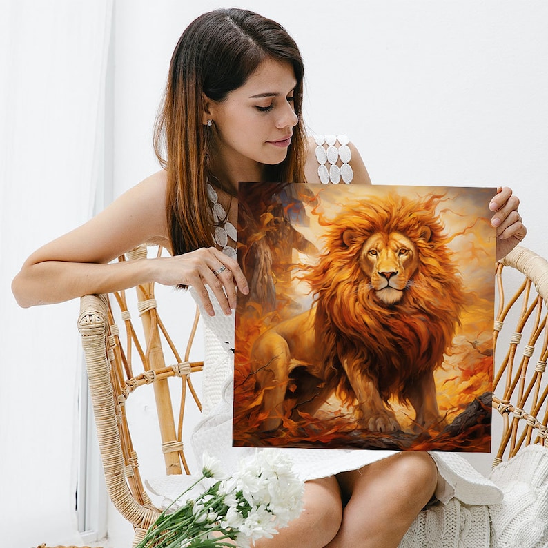 Puede incluir: Una pintura de un le&oacute;n majestuoso con una melena de fuego, de pie en un entorno boscoso. El le&oacute;n mira directamente al espectador con una mirada poderosa.