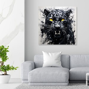 K&ouml;nnte beinhalten: Ein schwarzer Panther mit leuchtend gelben Augen, realistisch gemalt mit wei&szlig;em Hintergrund und schwarzen Spritzern.