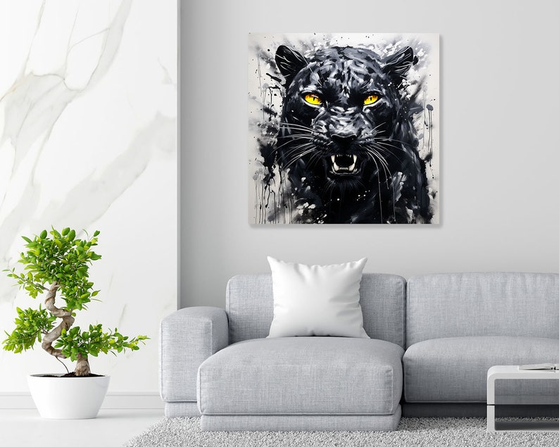 K&ouml;nnte beinhalten: Ein schwarzer Panther mit leuchtend gelben Augen, realistisch gemalt mit wei&szlig;em Hintergrund und schwarzen Spritzern.