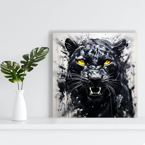 K&ouml;nnte beinhalten: Ein Nahaufnahmeportr&auml;t eines schwarzen Panthers mit leuchtend gelben Augen. Das Fell des Panthers ist mit schwarzen und wei&szlig;en Pinselstrichen detailliert, was einen strukturierten Effekt erzeugt. Der Hintergrund ist eine wei&szlig;e Leinwand mit schwarzen Farbspritzern.