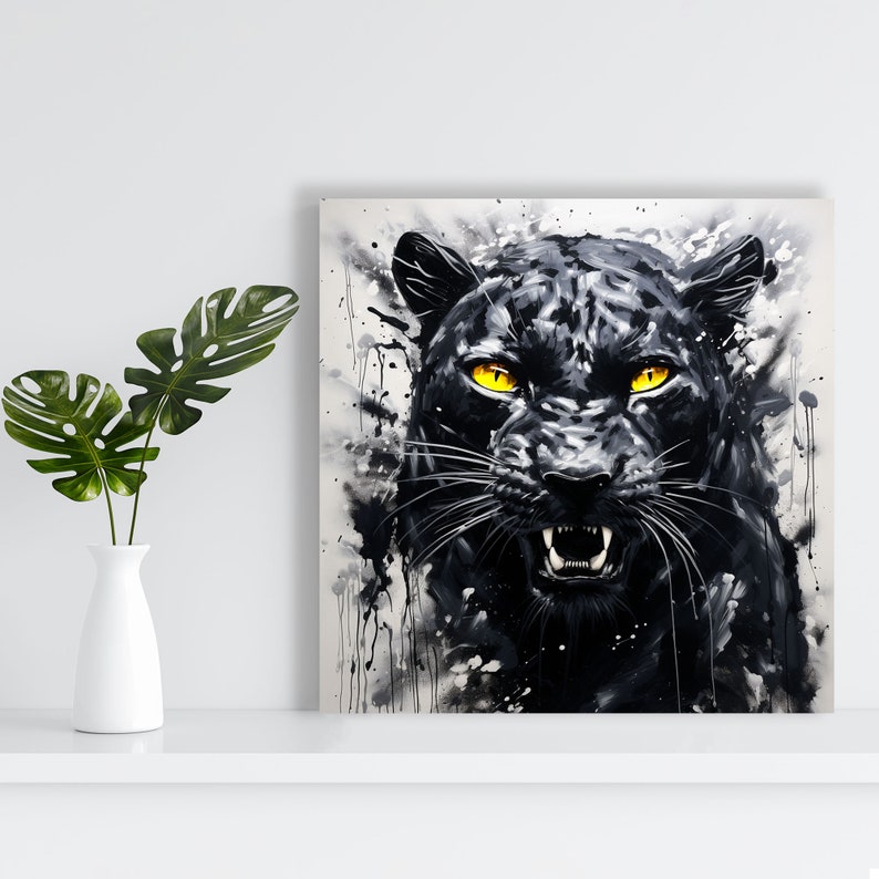 K&ouml;nnte beinhalten: Ein Nahaufnahmeportr&auml;t eines schwarzen Panthers mit leuchtend gelben Augen. Das Fell des Panthers ist mit schwarzen und wei&szlig;en Pinselstrichen detailliert, was einen strukturierten Effekt erzeugt. Der Hintergrund ist eine wei&szlig;e Leinwand mit schwarzen Farbspritzern.