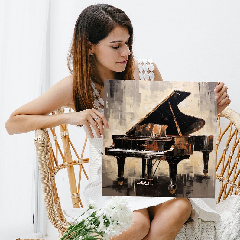 Op de afbeelding: Een vrouw houdt een schilderij vast van een zwarte vleugelpiano op een witte achtergrond. De piano is geschilderd in een gestileerde, abstracte stijl met zichtbare penseelstreken.