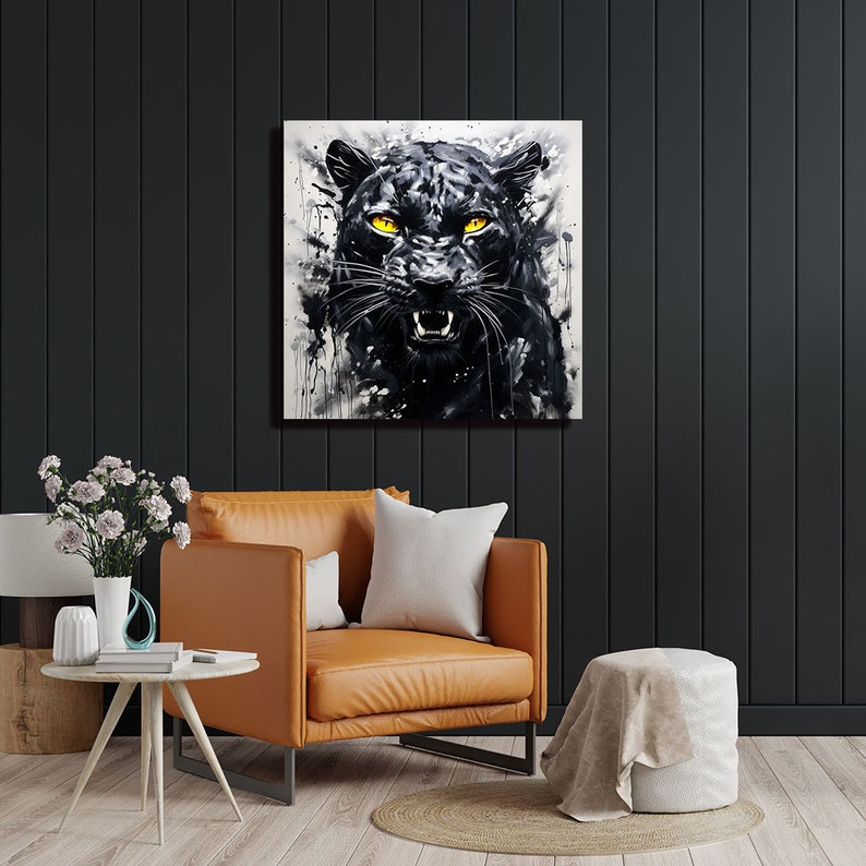 K&ouml;nnte beinhalten: Ein Aquarellbild zeigt einen schwarzen Panther mit leuchtend gelben Augen. Der Panther blickt frontal mit offenem Maul und zeigt seine Z&auml;hne. Der Hintergrund ist eine wei&szlig;e Leinwand mit schwarzen Farbspritzern.