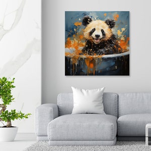 K&ouml;nnte beinhalten: Ein Pandab&auml;r mit schwarz-wei&szlig;em Fell sitzt in einer blauen Wanne, die mit orangefarbener Fl&uuml;ssigkeit gef&uuml;llt ist. Der Hintergrund ist ein blaues und oranges abstraktes Gem&auml;lde.