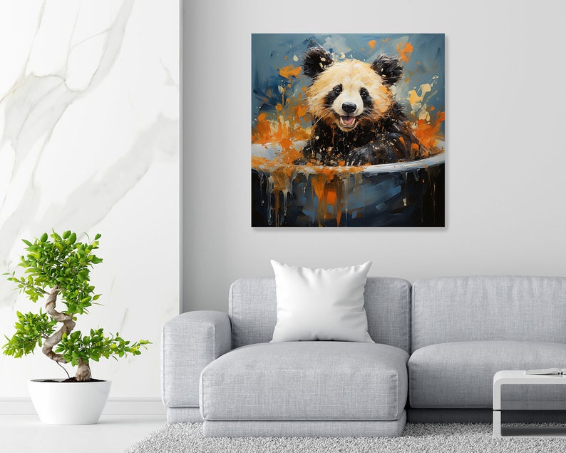 K&ouml;nnte beinhalten: Ein Pandab&auml;r mit schwarz-wei&szlig;em Fell sitzt in einer blauen Wanne, die mit orangefarbener Fl&uuml;ssigkeit gef&uuml;llt ist. Der Hintergrund ist ein blaues und oranges abstraktes Gem&auml;lde.