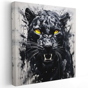K&ouml;nnte beinhalten: Nahaufnahme eines schwarzen Panthers mit leuchtend gelben Augen. Der Panther knurrt mit offenem Maul. Der Hintergrund ist ein graues und wei&szlig;es Spritzmuster.