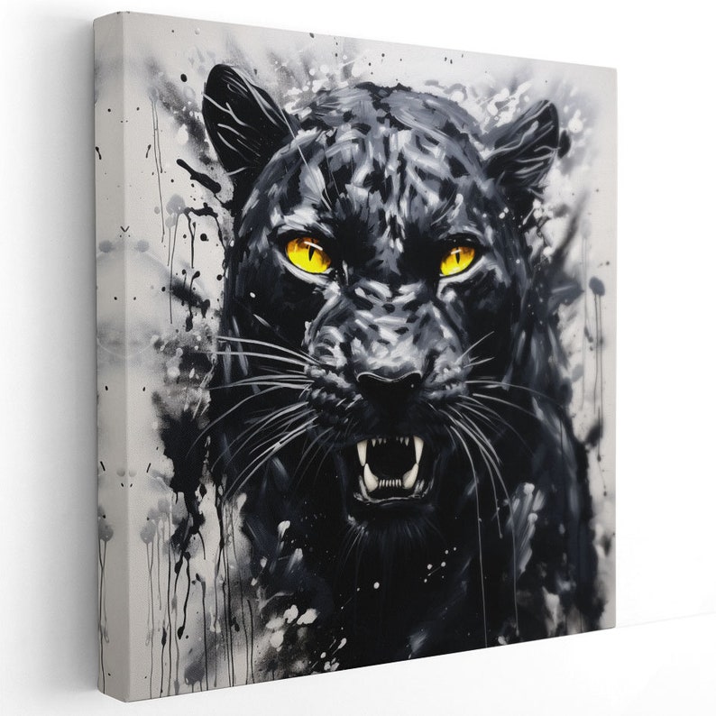 K&ouml;nnte beinhalten: Nahaufnahme eines schwarzen Panthers mit leuchtend gelben Augen. Der Panther knurrt mit offenem Maul. Der Hintergrund ist ein graues und wei&szlig;es Spritzmuster.