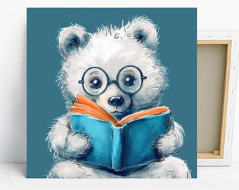 Puede incluir: Una ilustración caprichosa de un oso blanco con gafas redondas, absorto en la lectura de un libro azul con páginas naranjas. El oso está sobre un fondo verde azulado, creando un tema encantador y educativo.