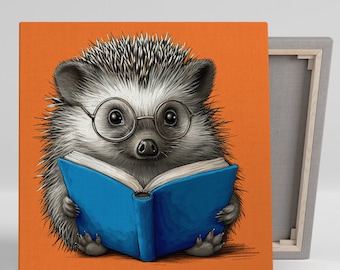 Pode incluir: Uma ilustração de desenho animado de um ouriço usando óculos e lendo um livro azul em um fundo laranja.