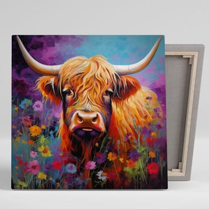 Pu&ograve; includere: Un dipinto di una mucca delle Highlands con un lungo e folto pelo arancione in piedi in un campo di fiori selvatici colorati. La mucca guarda direttamente lo spettatore con un'espressione gentile.