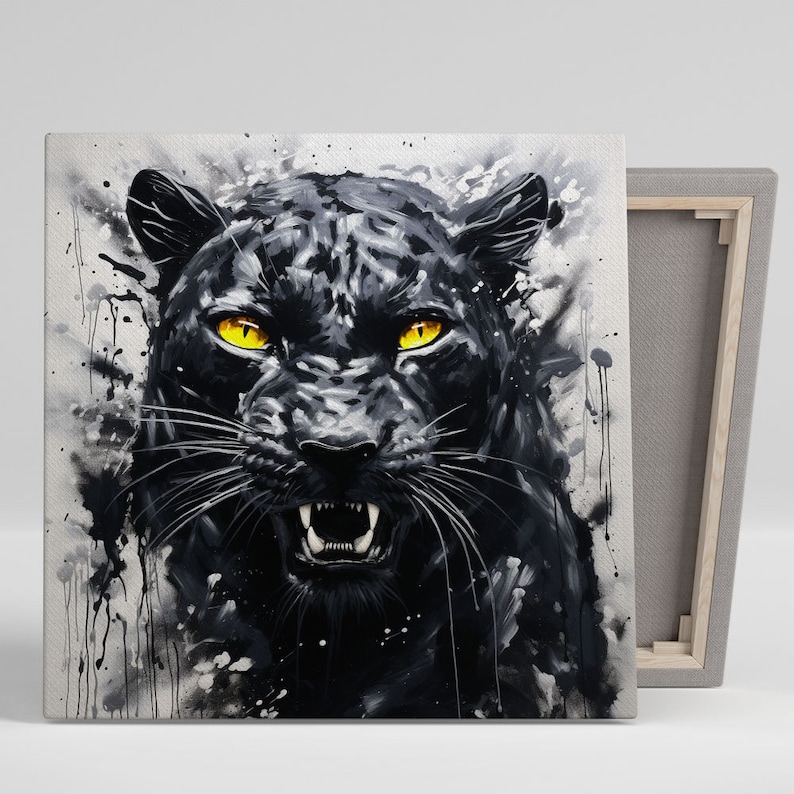 K&ouml;nnte beinhalten: Ein schwarzer Panther mit leuchtend gelben Augen ist in Aquarelltechnik dargestellt. Der Panther hat den Mund ge&ouml;ffnet, zeigt seine Z&auml;hne, und der Hintergrund ist eine wei&szlig;e Leinwand mit schwarzen Spritzern.